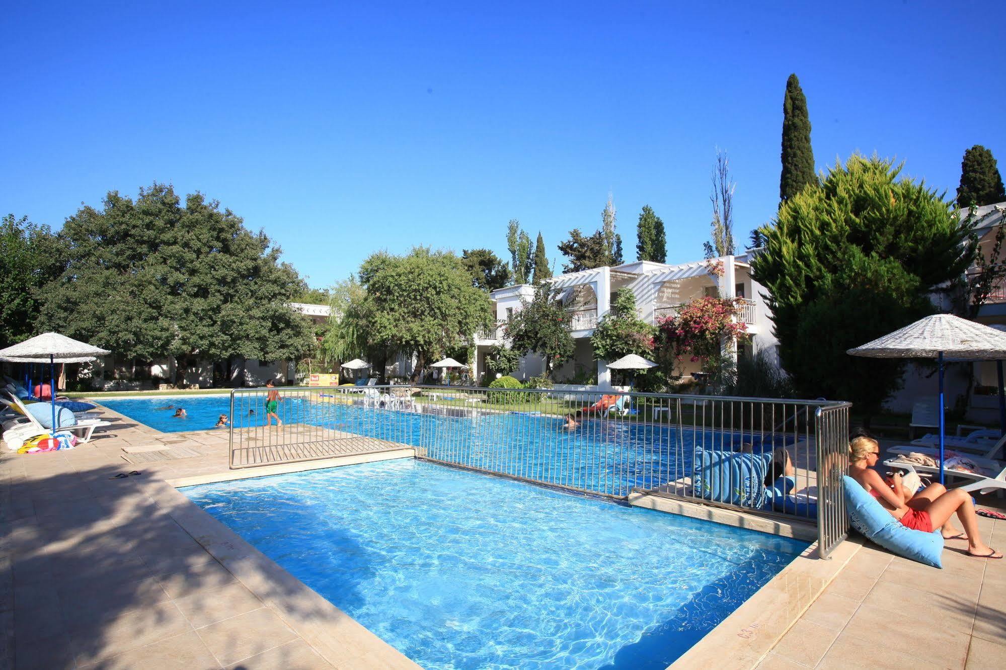 Muskebi Apart Otel Ortakent Bagian luar foto